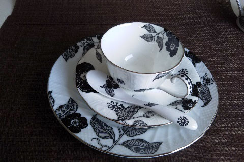 カップ＆ソーサー＆ケーキ皿＆スプーン　4点セット（モノクロ柄）